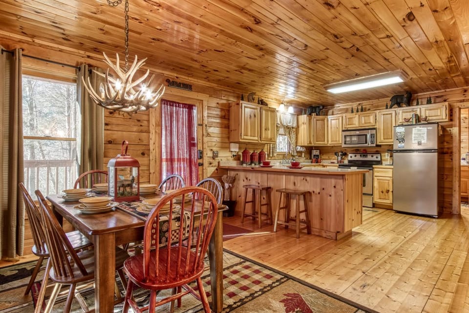Magical Moments, Hot Tub, WIFI, 560 in FREE Attractions tickets each paid day! Chalet in Gatlinburg