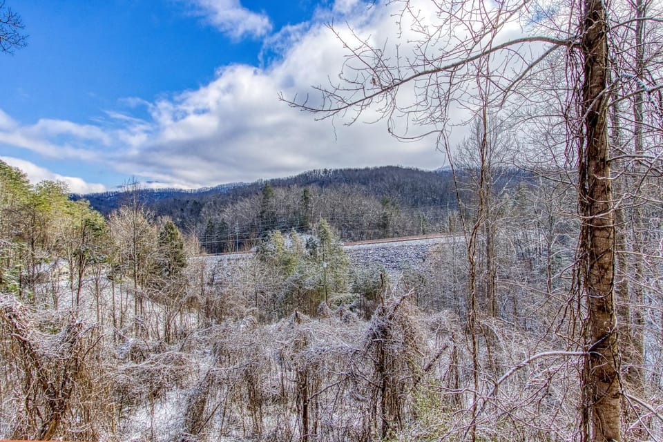 Magical Moments, Hot Tub, WIFI, 560 in FREE Attractions tickets each paid day! Chalet in Gatlinburg