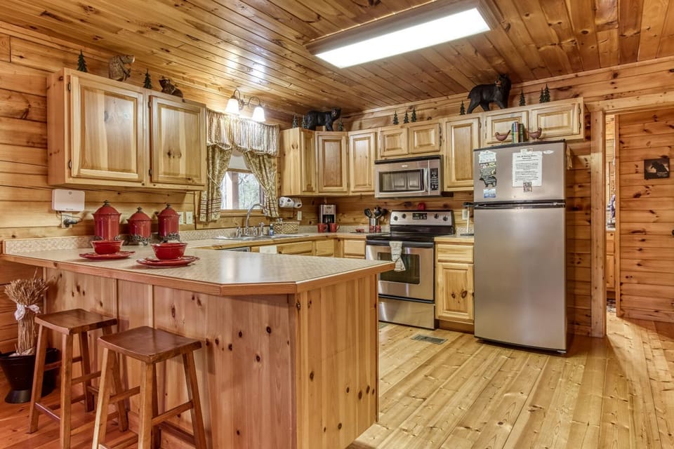 Magical Moments, Hot Tub, WIFI, 560 in FREE Attractions tickets each paid day! Chalet in Gatlinburg