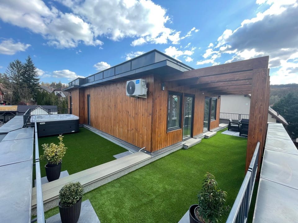 Property building, Facade/entrance, Garden, Garden view