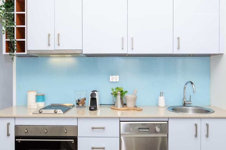 Coffee/tea facilities, Kitchen or kitchenette, dishwasher, stove, toaster