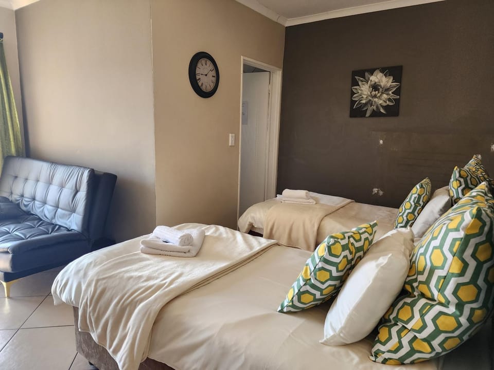 SOUTHY INN BY THE LAKE Bed and Breakfast in Gauteng