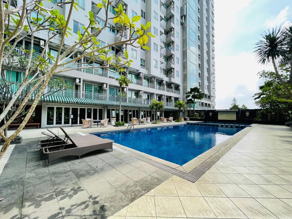 Property building, Day, Swimming pool, Swimming pool, sunbed