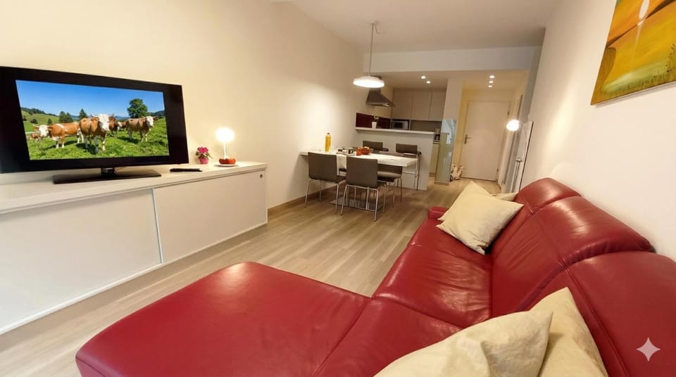 TV and multimedia, Living room, Seating area, Dining area