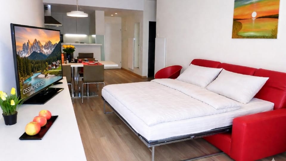 Bed, TV and multimedia, Living room, Photo of the whole room