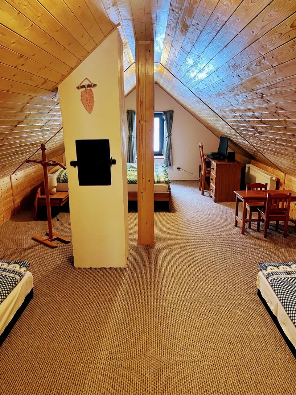 Bed, TV and multimedia, Bedroom, heating