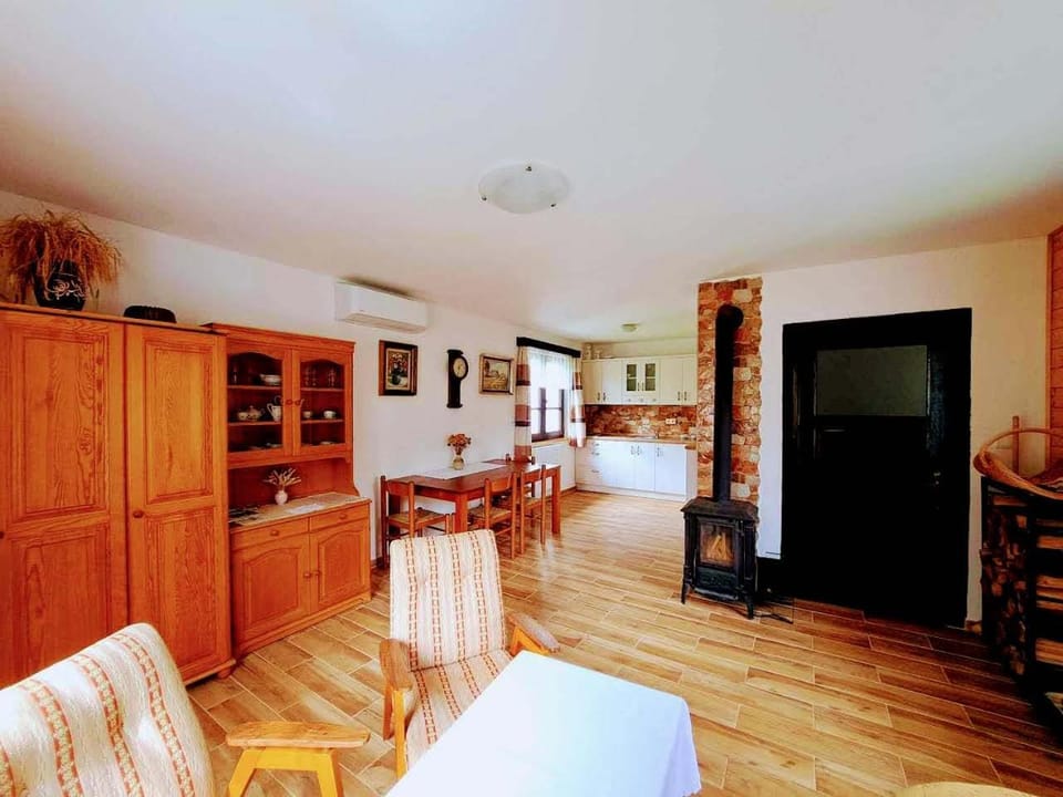Bed, Living room, Seating area, Dining area, fireplace, fireplace, wardrobe