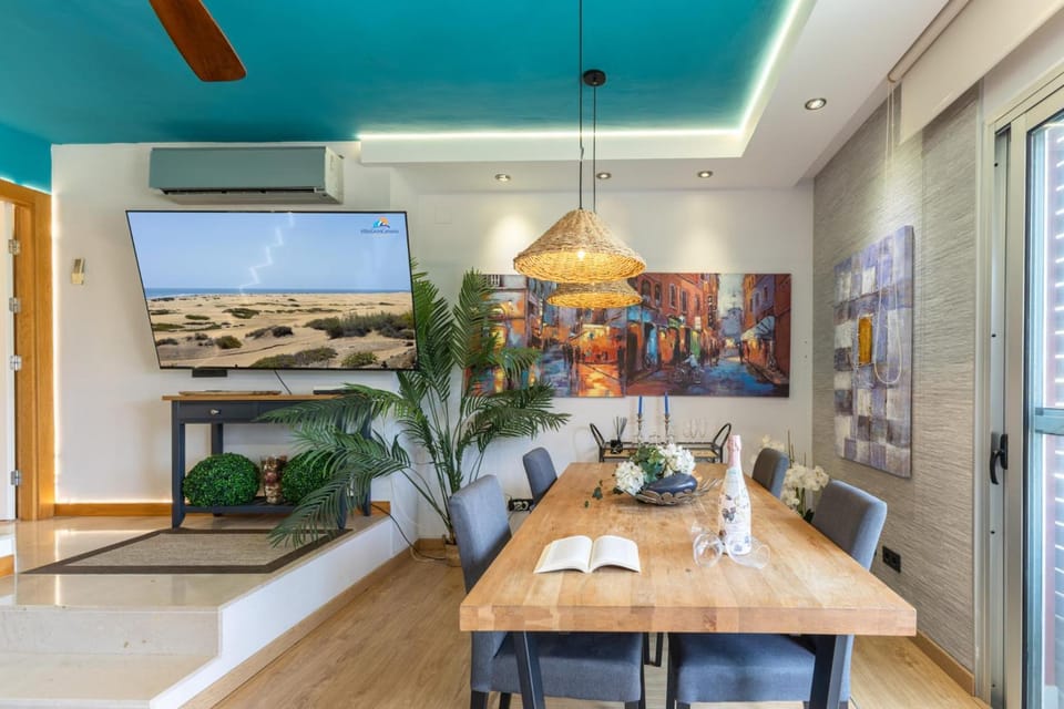 TV and multimedia, Living room, Seating area, Dining area