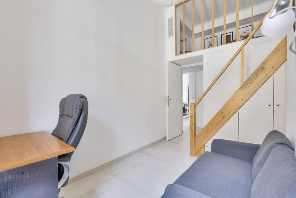 Photo of the whole room, Seating area, Bedroom