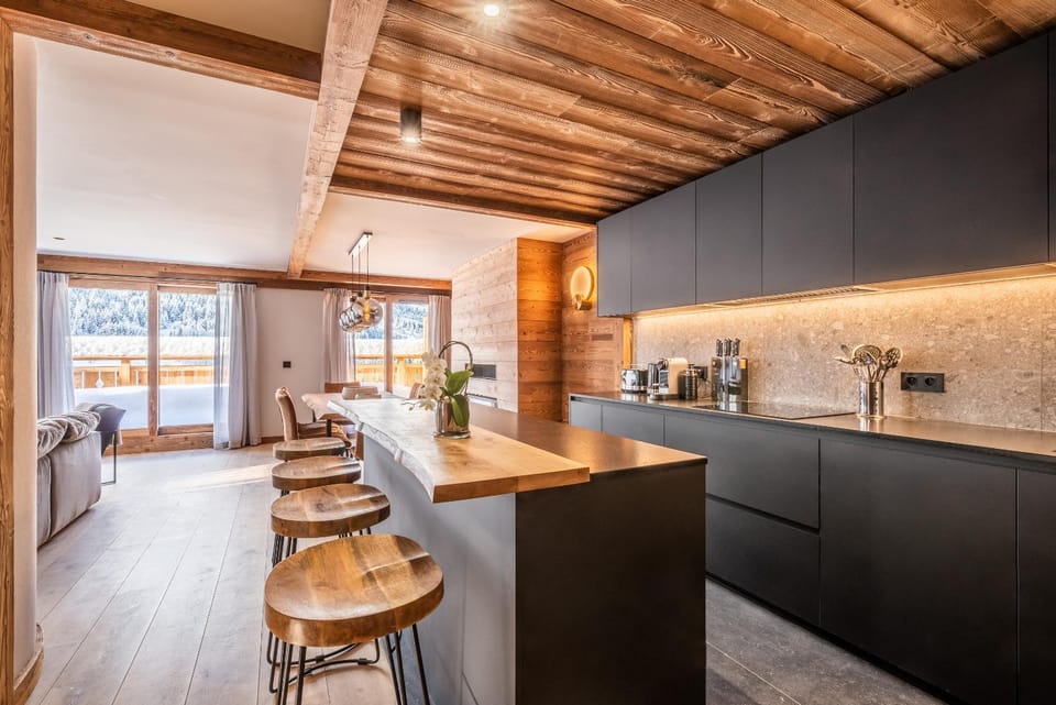 Kitchen or kitchenette, Dining area