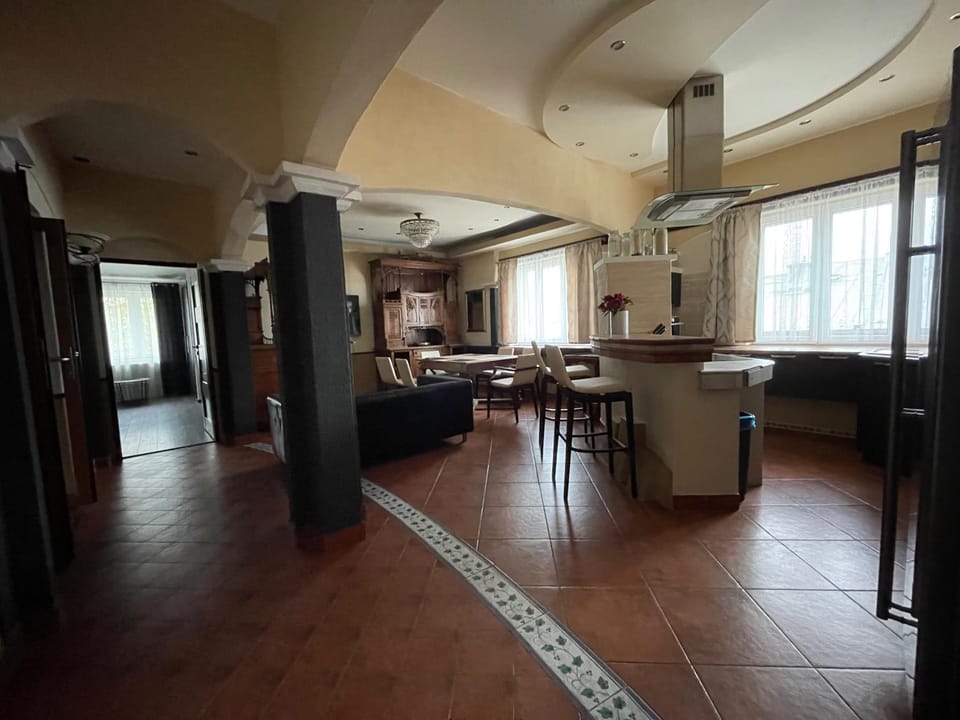 Kitchen or kitchenette, Seating area, Dining area