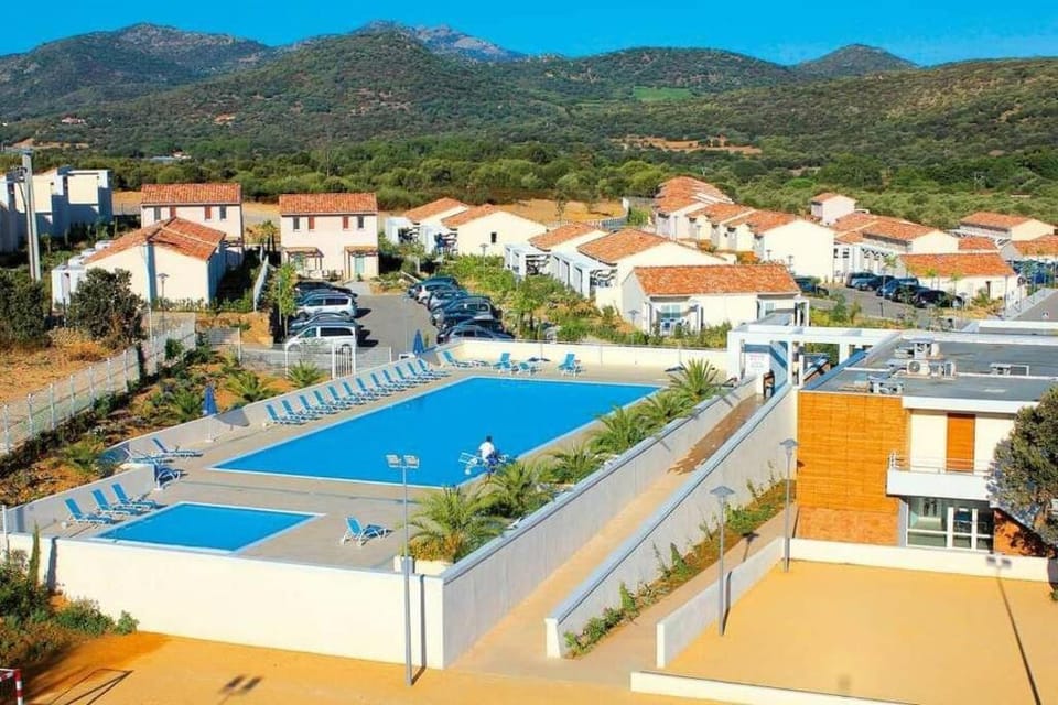 Maison duplex 2 chambres, avec jardin, 800m plage House in Belgodère