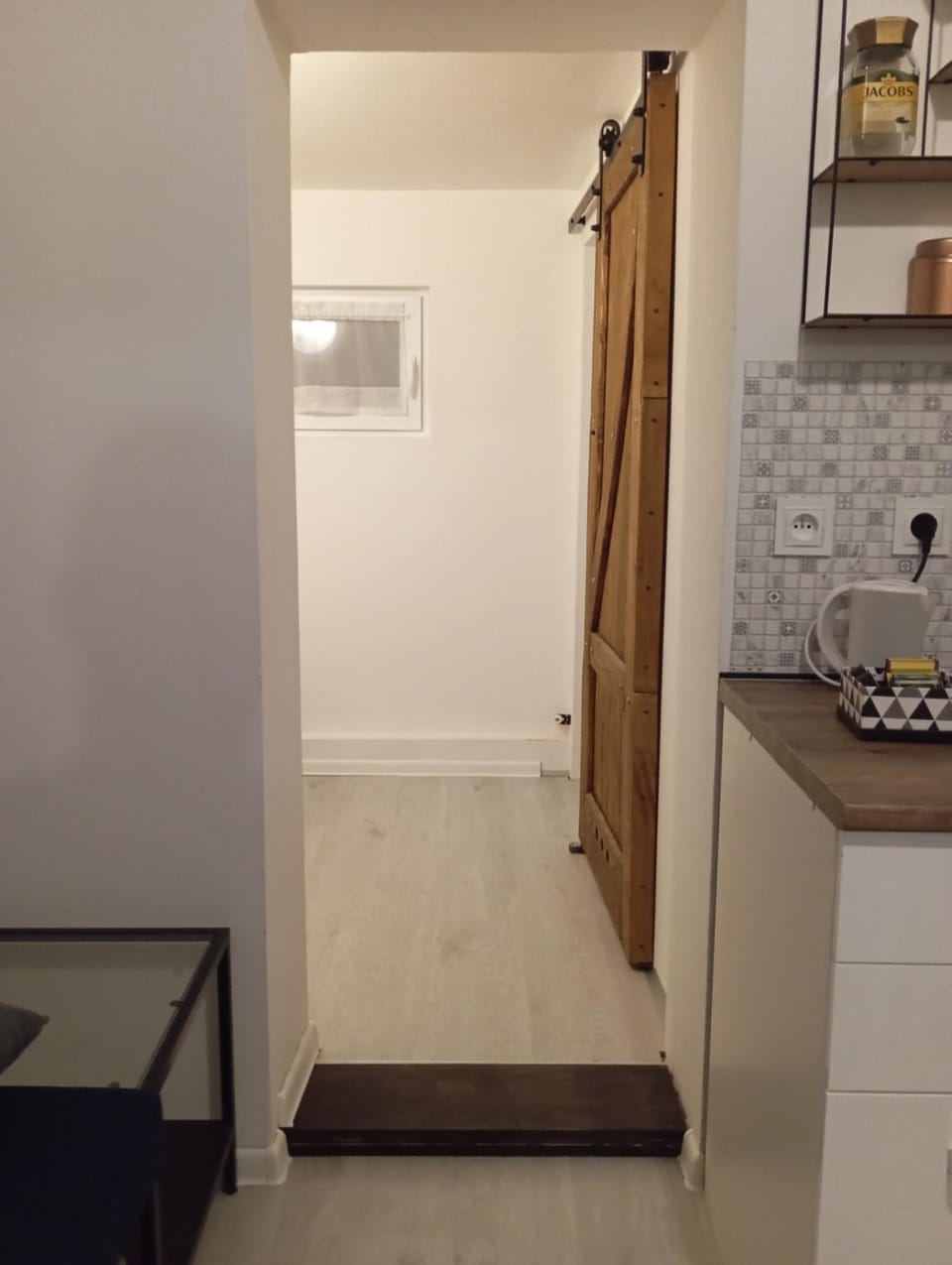 Kitchen or kitchenette, minibar