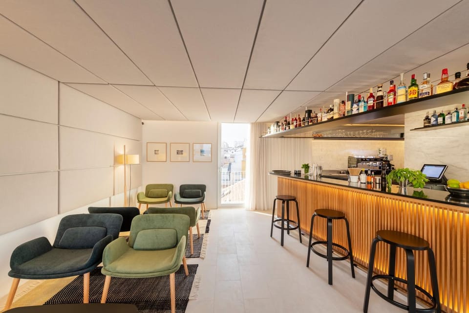 Restaurant/places to eat, Balcony/Terrace, Lounge or bar