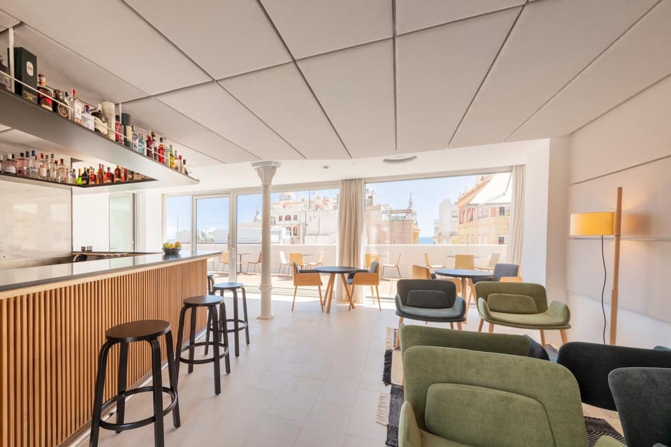Restaurant/places to eat, Balcony/Terrace, Lounge or bar