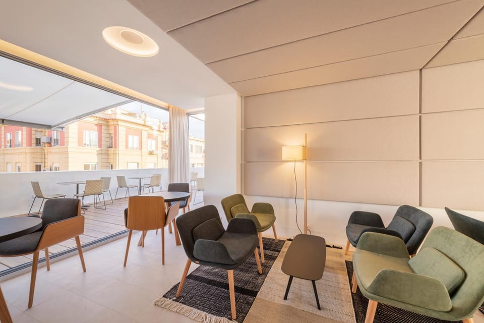 Restaurant/places to eat, Balcony/Terrace, Lounge or bar