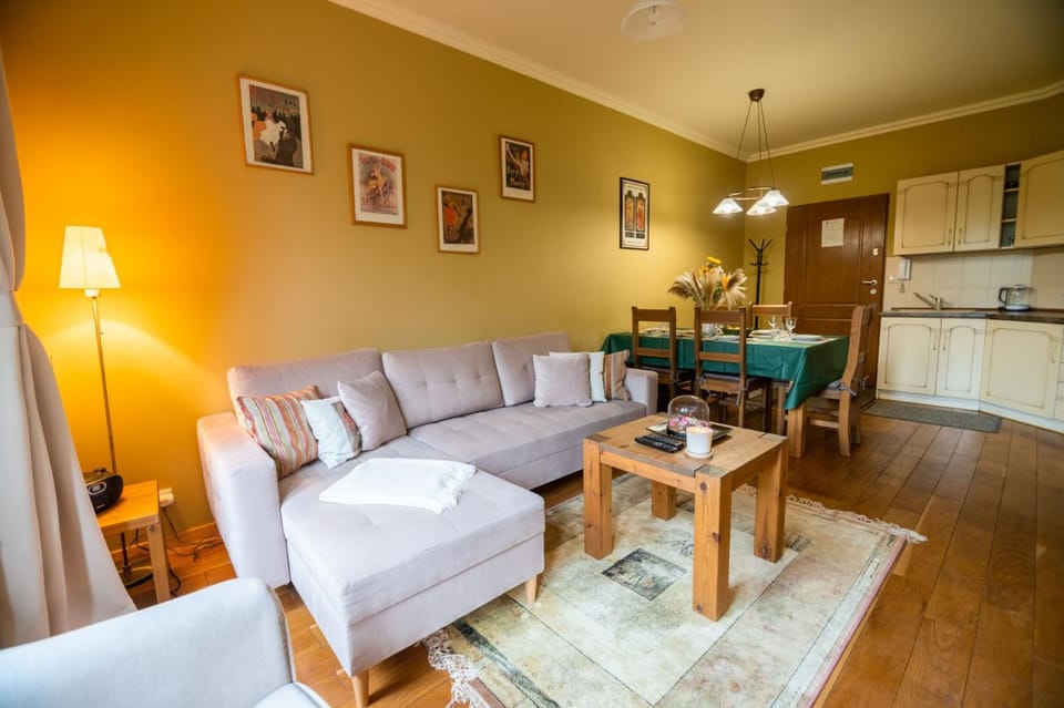 Kitchen or kitchenette, Seating area