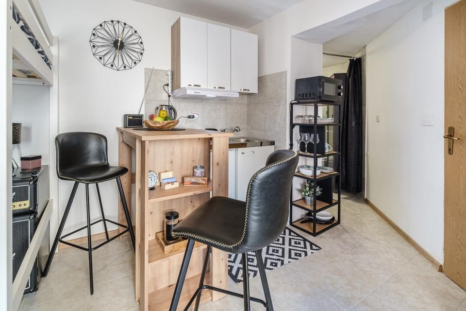Kitchen or kitchenette, Seating area, Dining area, minibar, stove