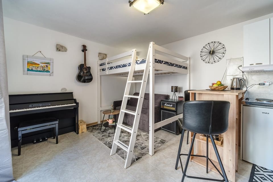 Kitchen or kitchenette, Living room, Dining area, minibar, stove