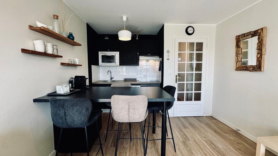Kitchen or kitchenette, Dining area