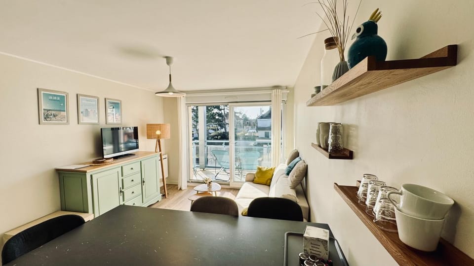TV and multimedia, Living room, Dining area