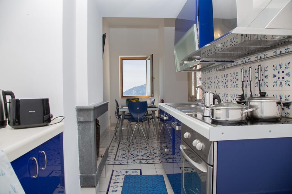 Kitchen or kitchenette, Living room, Seating area, kitchen