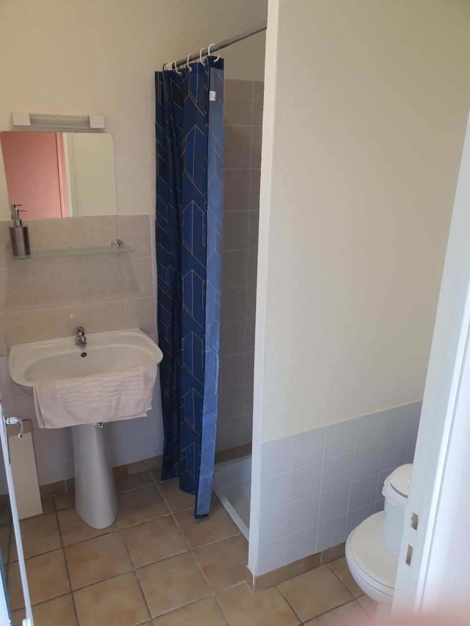 Shower, Toilet, Bathroom, towels