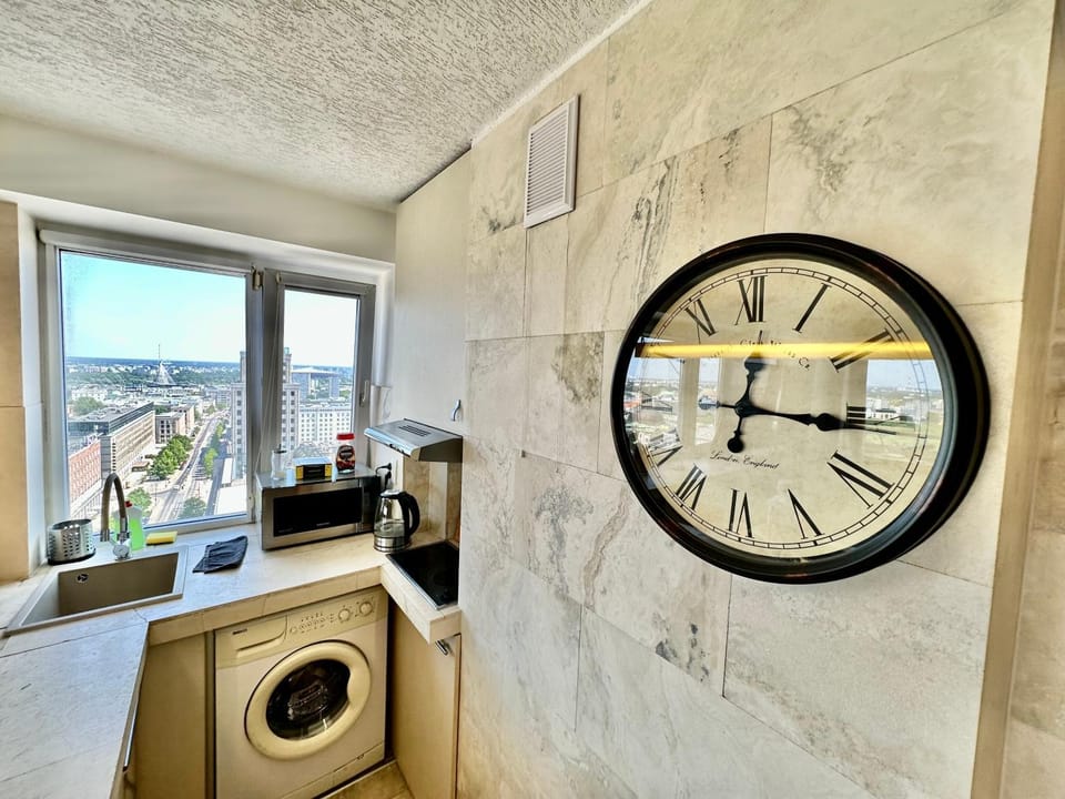 SUN clima/AC metro x2 Fast WiFi 500 Mbs 70’TV Netflix AppleTV HBO Apartment in Warsaw