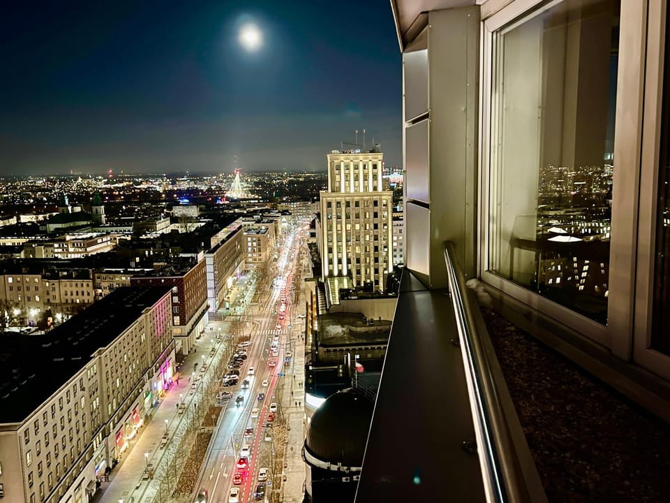 SUN clima/AC metro x2 Fast WiFi 500 Mbs 70’TV Netflix AppleTV HBO Apartment in Warsaw