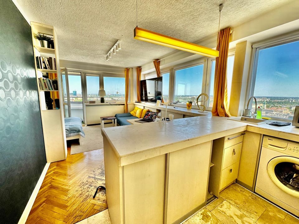 SUN clima/AC metro x2 Fast WiFi 500 Mbs 70’TV Netflix AppleTV HBO Apartment in Warsaw