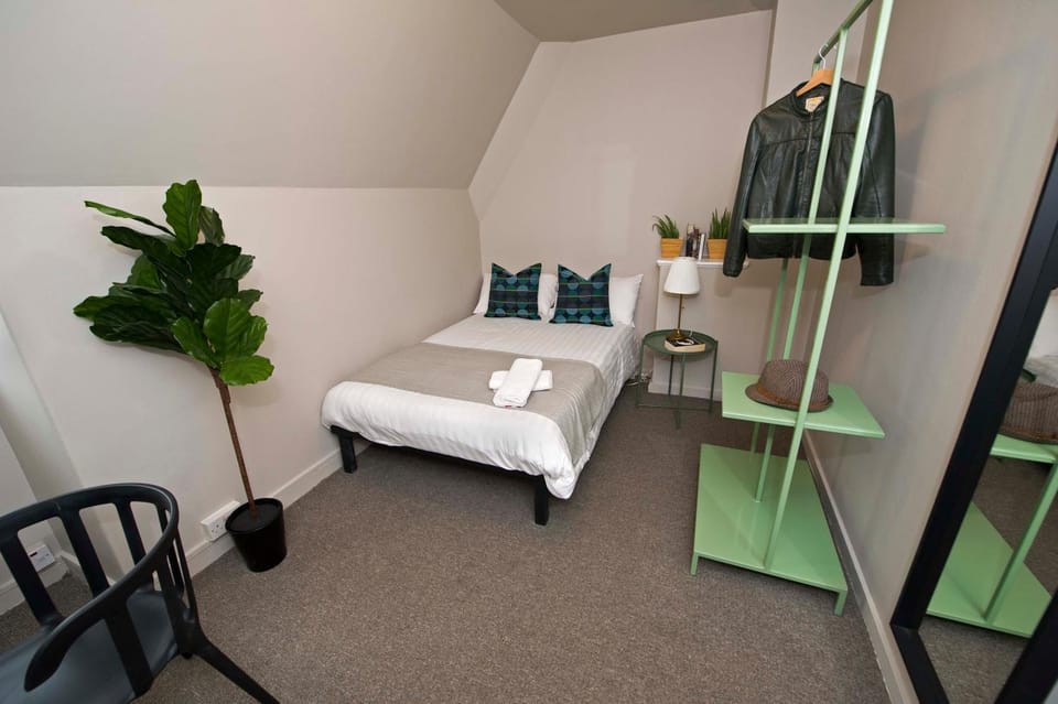 Bedroom, towels