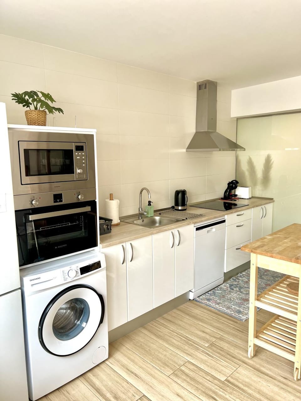 Coffee/tea facilities, Kitchen or kitchenette, dishwasher, oven, pet friendly, stove, toaster, washing machine