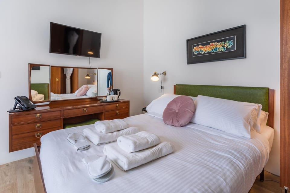 Bed, TV and multimedia, Photo of the whole room, Bedroom