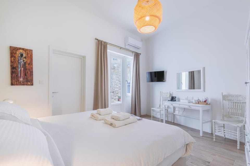 Bed, TV and multimedia, View (from property/room), Photo of the whole room, Bedroom, Garden view, Pool view
