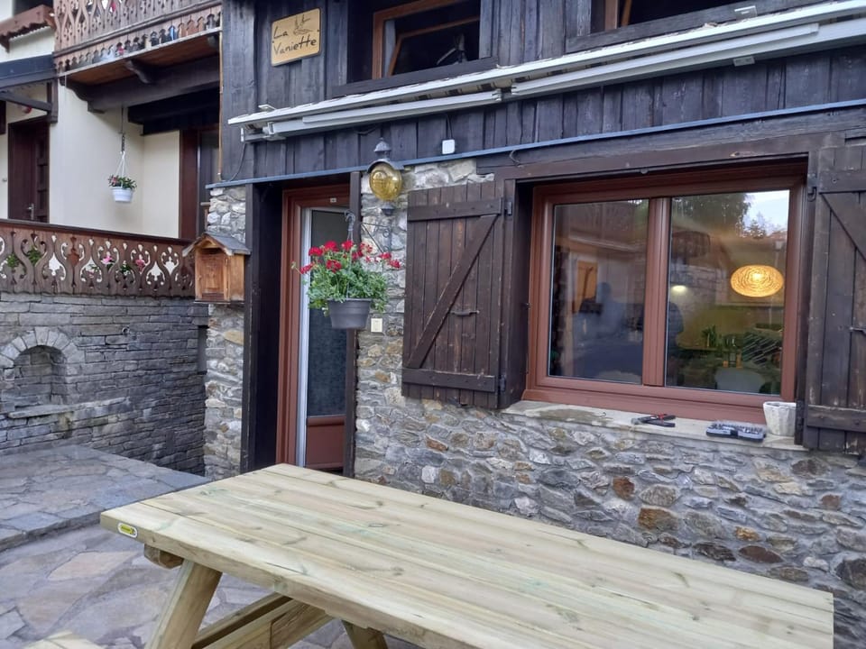 Property building, Patio, Balcony/Terrace, Dining area