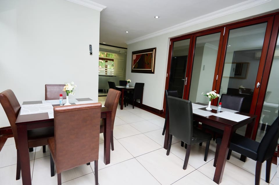 TV and multimedia, Living room, Seating area, Dining area, Breakfast