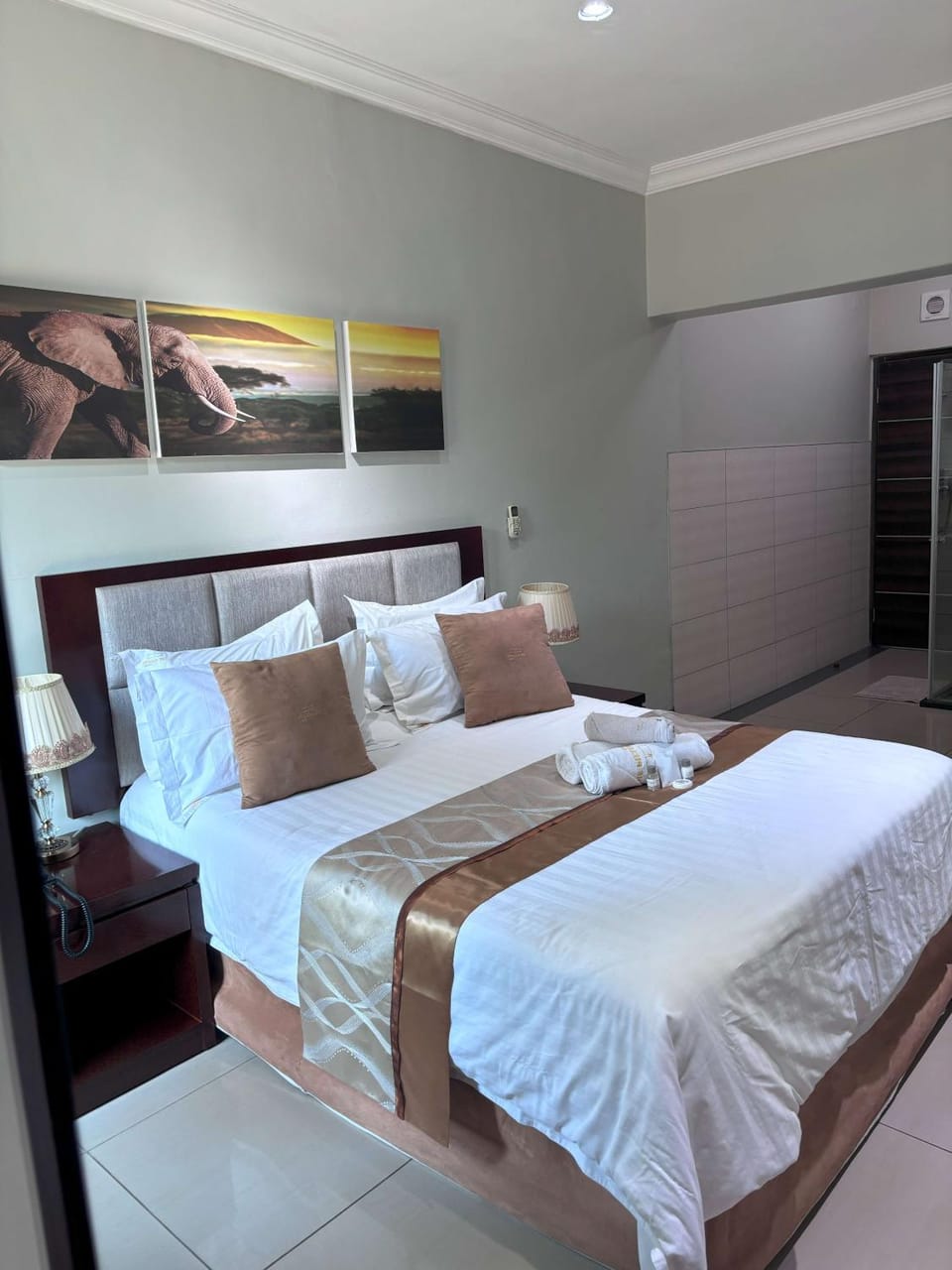 Bed, Photo of the whole room, Bedroom, towels