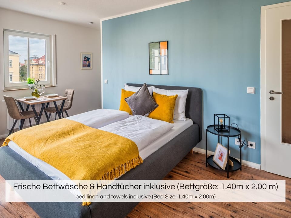 Bed, Decorative detail, Dining area, Bedroom