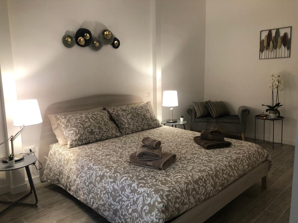 Bed, Photo of the whole room, Bedroom, towels