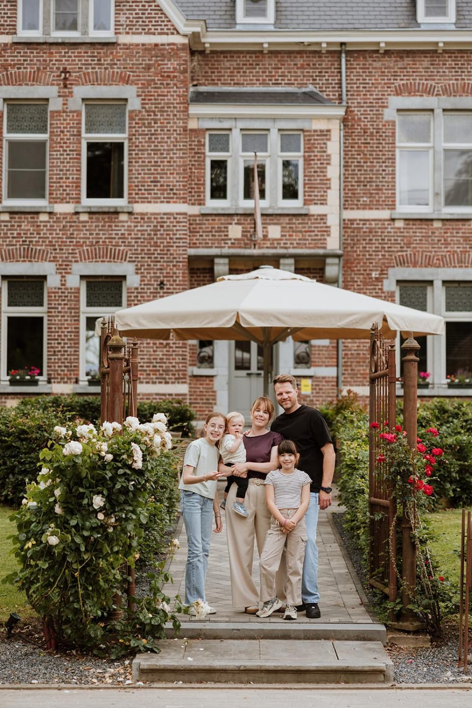 Property building, Day, People, Garden, Garden view, group of guests