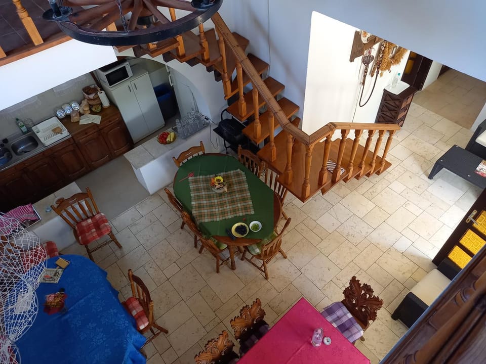 Restaurant/places to eat, Lounge or bar