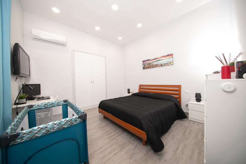 Bed, TV and multimedia, Bedroom