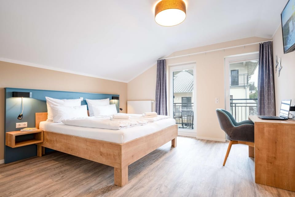 Bed, TV and multimedia, Bedroom