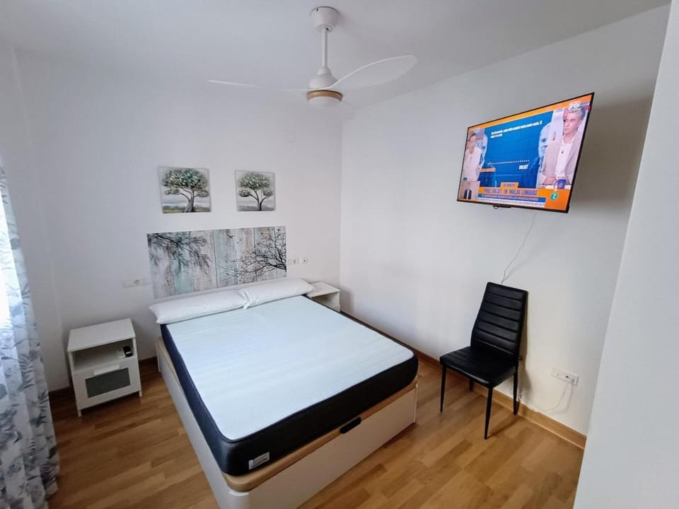 Bed, TV and multimedia, Photo of the whole room, Bedroom