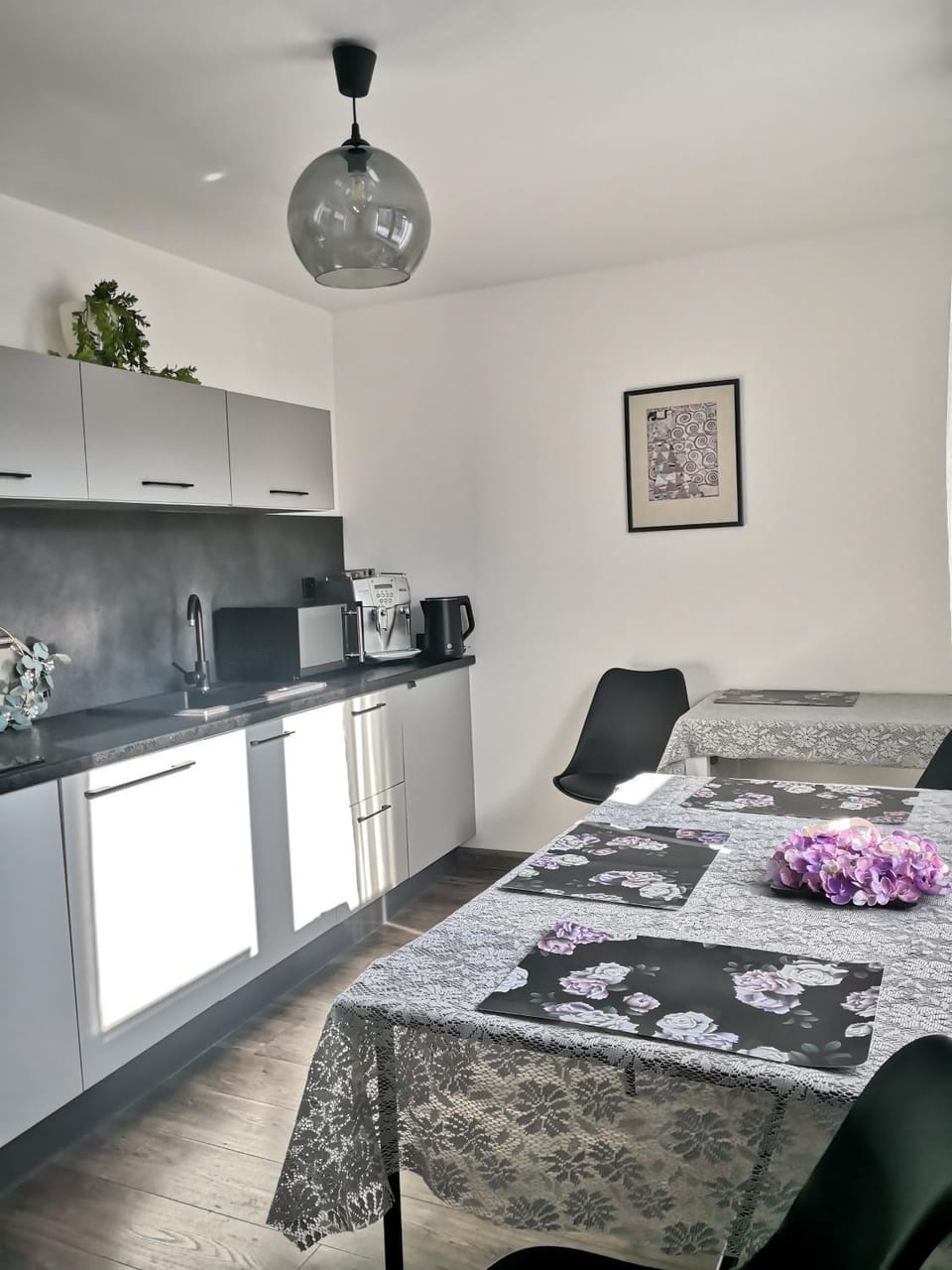 Kitchen or kitchenette, Dining area