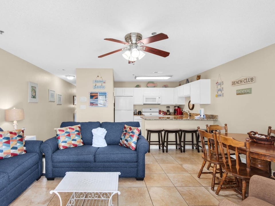 Kitchen or kitchenette, Living room, Seating area, Dining area, furniture