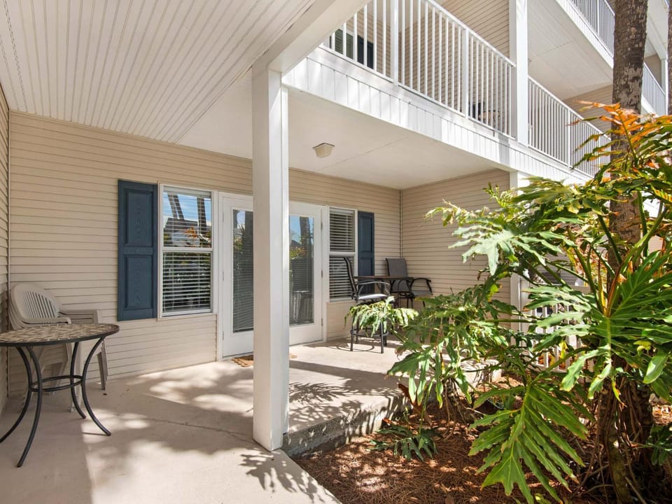 Property building, Patio, Day, Garden, Balcony/Terrace, Seating area