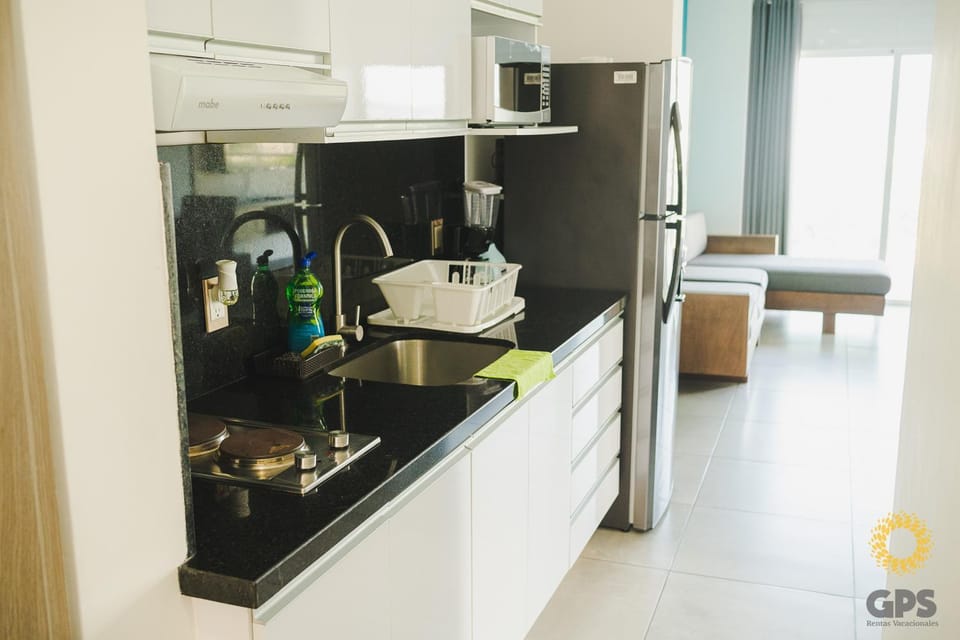 Kitchen or kitchenette, minibar, stove