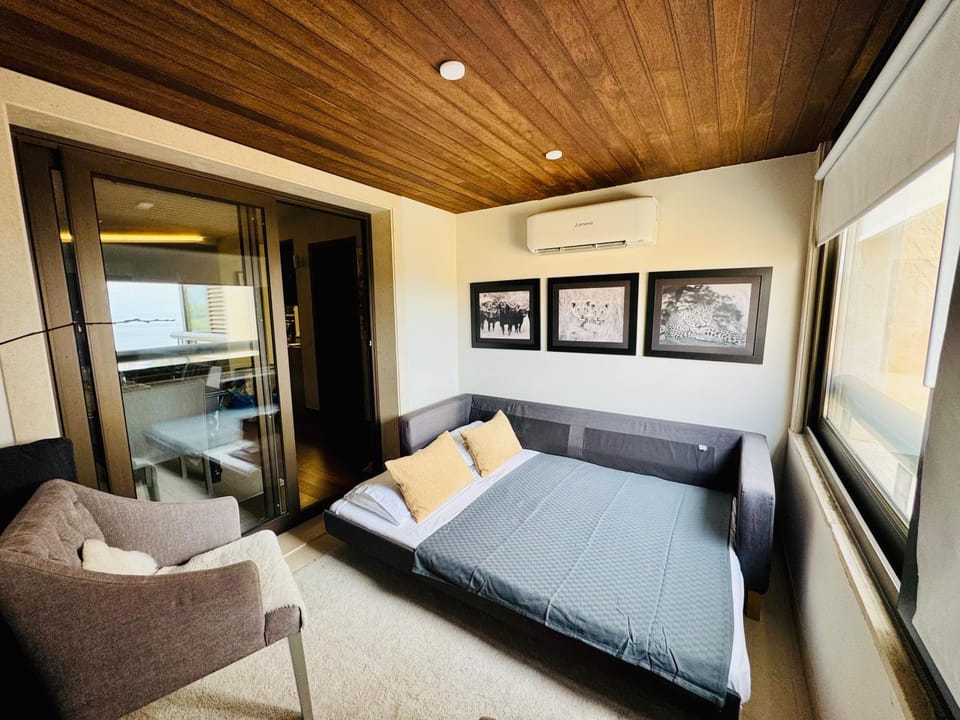 Bed, Living room, Photo of the whole room, air conditioner