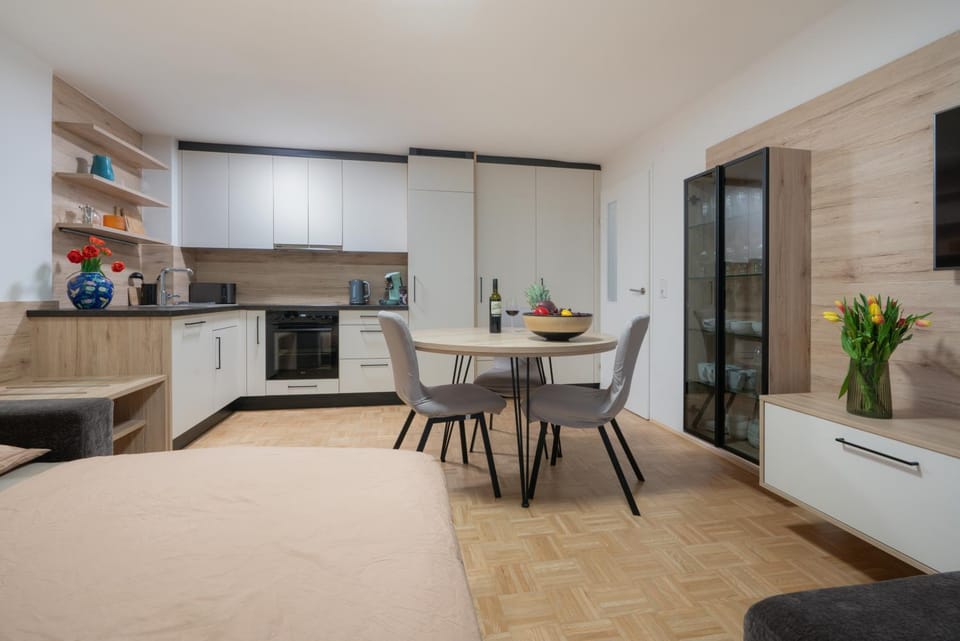 Kitchen or kitchenette, Dining area